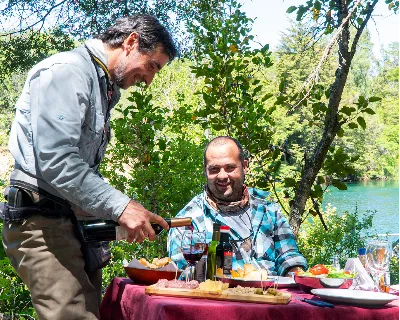 Bariloche fly fishing day trips in Patagonia, led by professional guides and outfitters for beginners and seasoned anglers.