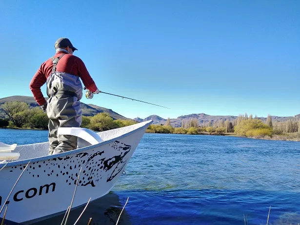 Trout fly fishing on rivers and lakes near Bariloche, Patagonia, suitable for beginner and experienced anglers.