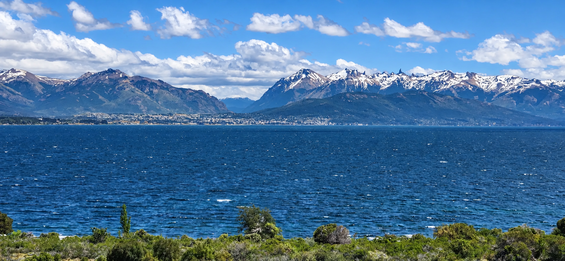 Vista panorámica del lago Nahuel Huapi y Bariloche con los Andes nevados